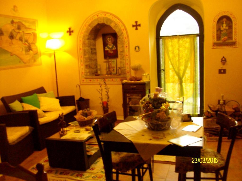 B&B San Nicola Serramazzoni Buitenkant foto